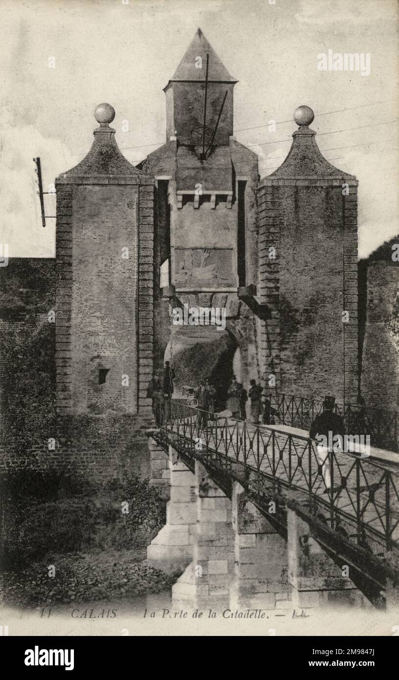 Calais, France - entrée dans la Citadelle de Calais par un fossé et un pont. La Citadelle a été construite sur les ruines de l'ancien château médiéval qui défendait Calais. Le roi François II a décidé de construire la Citadelle sur les vieilles ruines, rasant tout un quartier pour y faire place. Banque D'Images