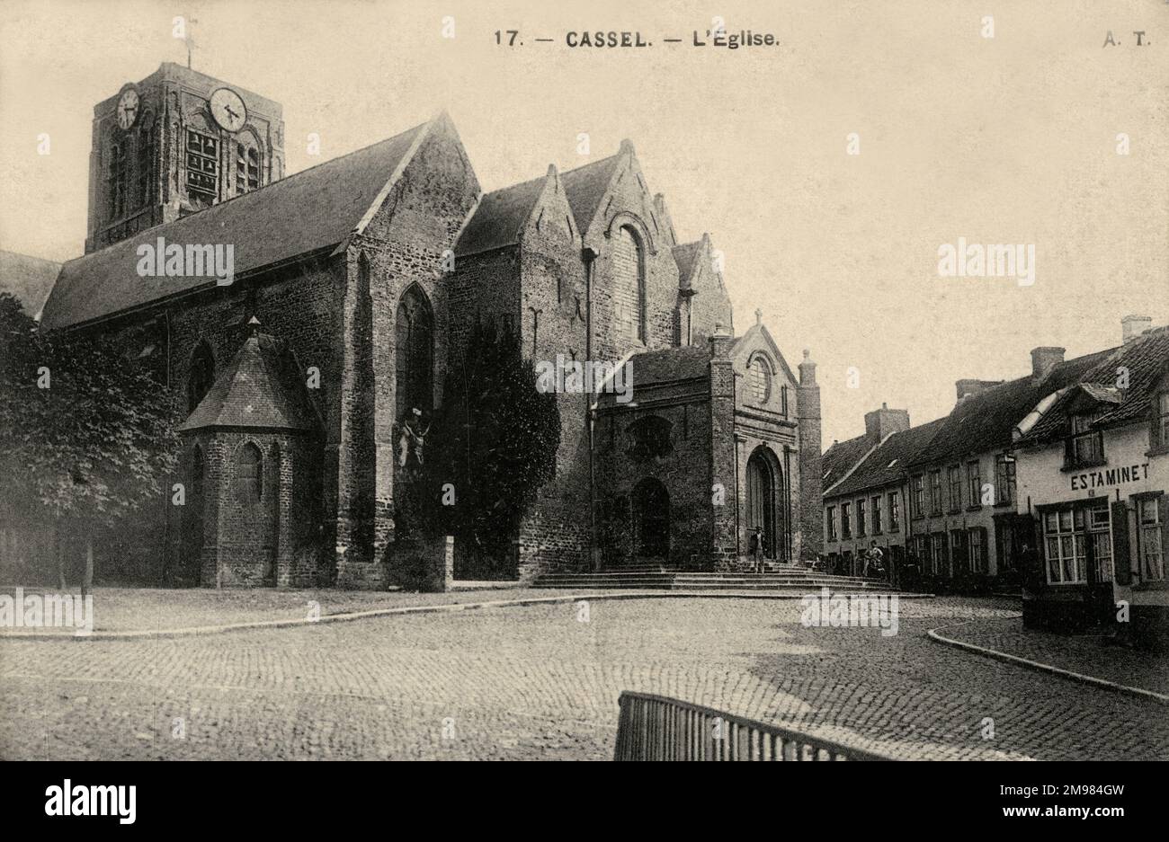Cassel, France - l'extérieur de l'église notre Dame, montrant un homme et une femme debout à l'extérieur. Banque D'Images
