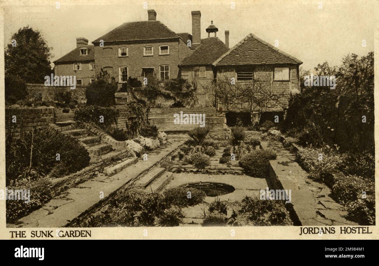 Le jardin coulé à Jordans Hostel dans le village de Buckinghamshire de Jordans, autrefois un centre remarquable pour Quakerisme. Le jardin coulé a été donné à l'auberge par la famille Lynn à la mémoire d'Elizabeth Lynn. Banque D'Images