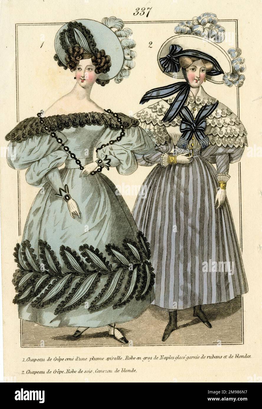 Assiette mode française -- deux femmes en robes de soie et chapeaux à plumes. Banque D'Images