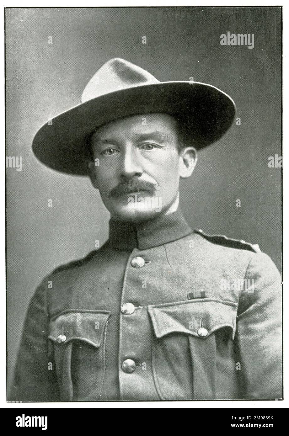 Robert Baden Powell (1857 - 1941), soldat anglais et fondateur des scouts, vu ici en uniforme scout. Banque D'Images