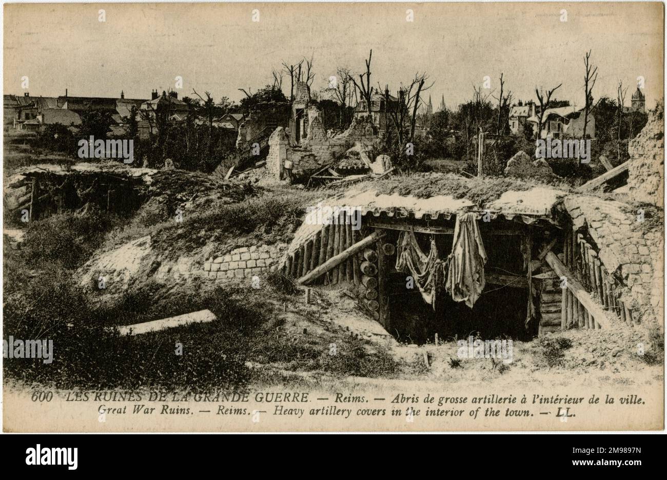 Reims, France - ruines lors du bombardement de WW1, montrant de lourdes couvertures d'artillerie à l'intérieur de la ville. Banque D'Images