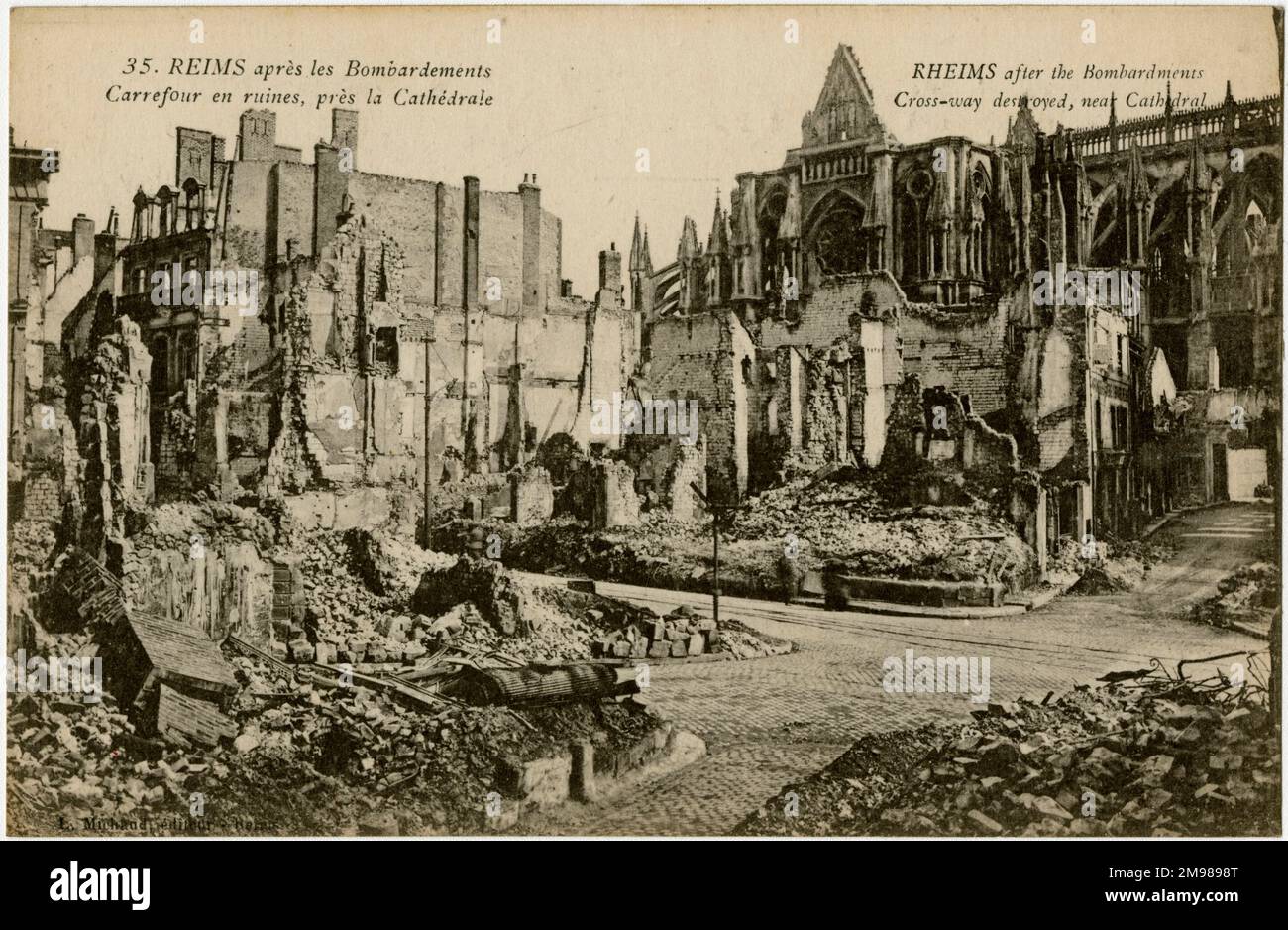 Reims, France - ruines pendant les bombardements de WW1, montrant la cathédrale et le carrefour. Banque D'Images