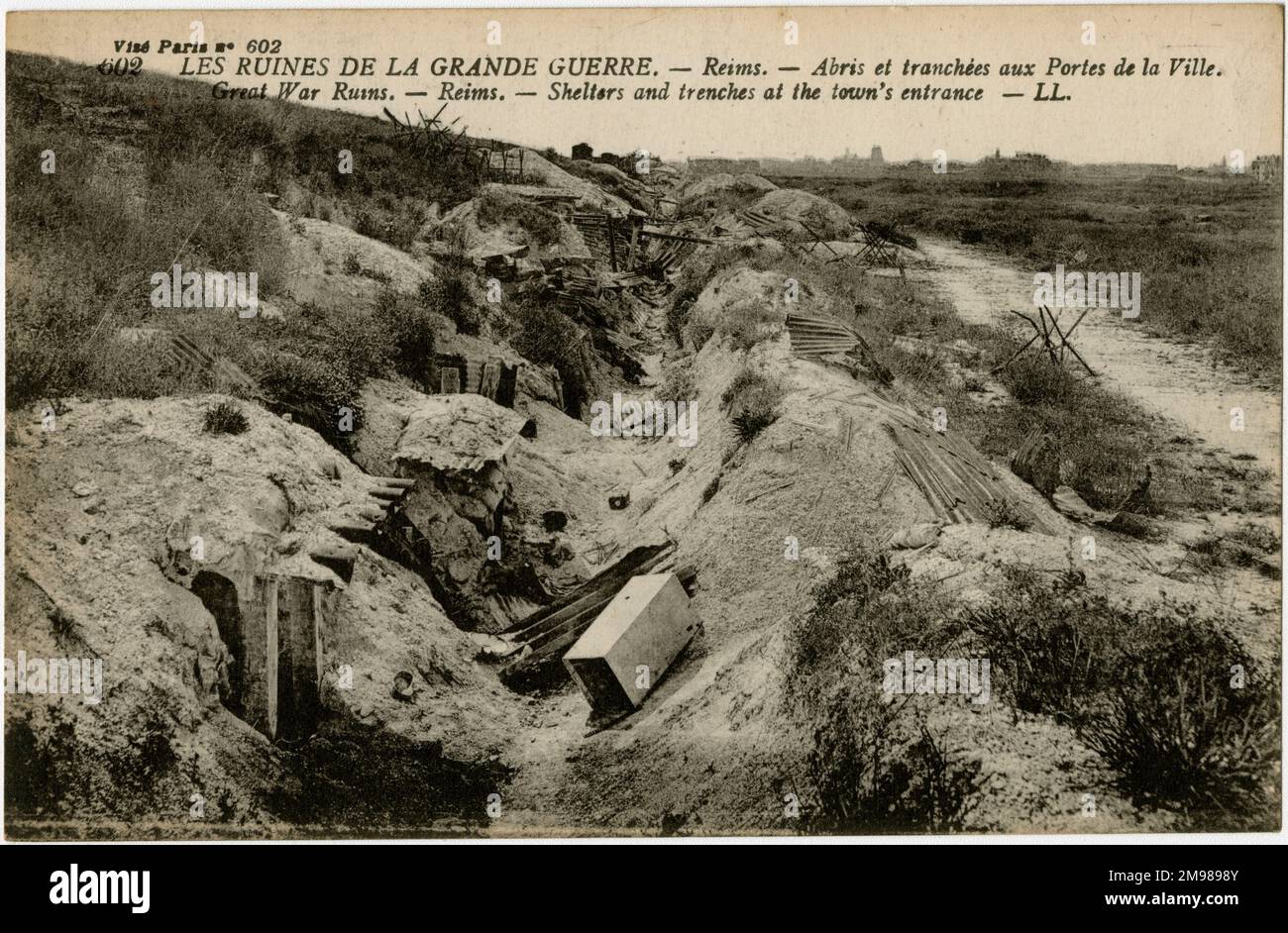 Reims, France - ruines pendant les bombardements de WW1, montrant des abris et des tranchées à l'entrée de la ville. Banque D'Images