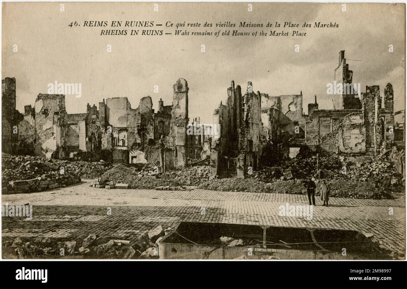 Reims, France - ruines lors du bombardement de WW1, montrant ce qui reste des vieilles maisons sur le marché. Banque D'Images