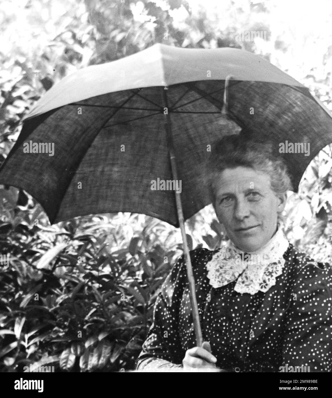 Femme avec un parasol dans un jardin Banque de photographies et d'images à  haute résolution - Alamy