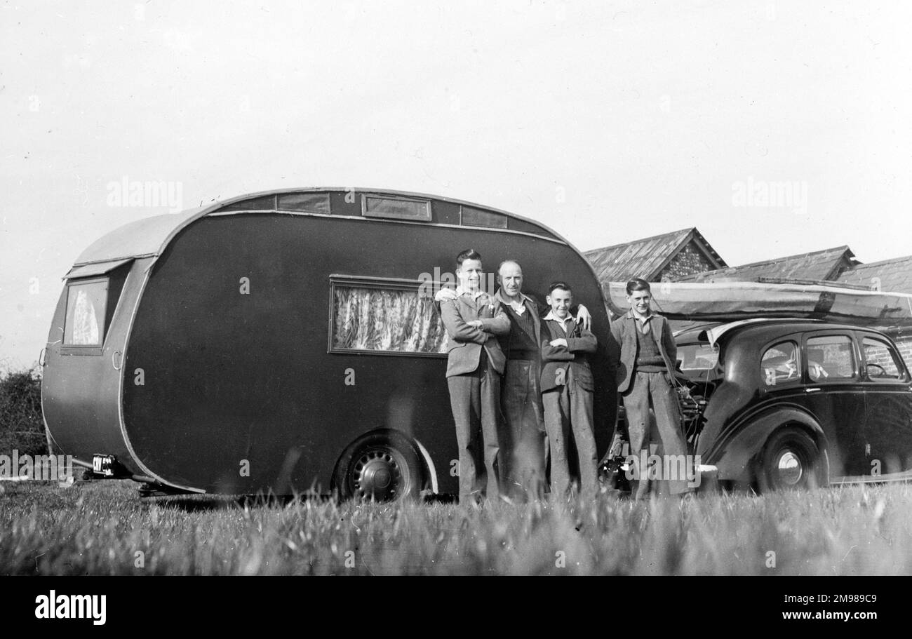 Famille avec caravane et voiture. Banque D'Images