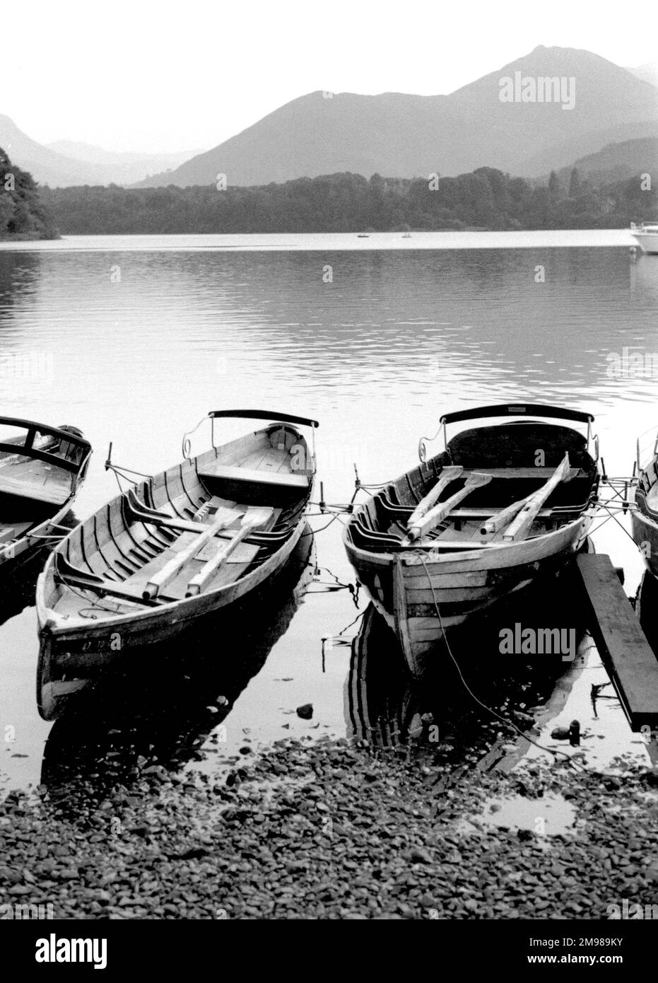 Bateaux à rames sur le rivage du Lake District, en Angleterre. Banque D'Images