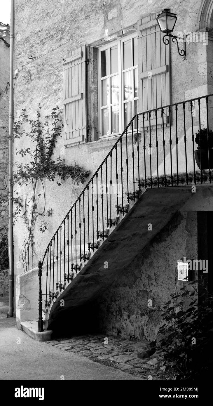 Escalier extérieur en pierre avec mains courantes en fer forgé, France. Banque D'Images