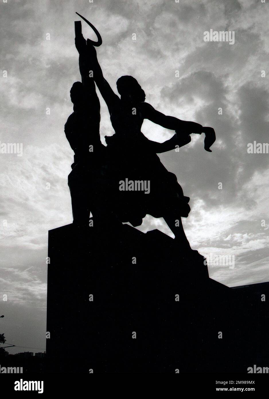 Statue symbolique d'un couple tenant le symbolique Hammer et Sickle, silhoueté contre un ciel nuageux à Moscou, Russie. Banque D'Images