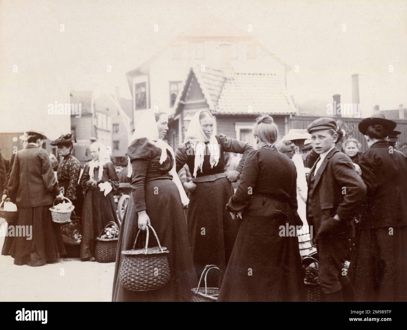 Des gens sur un marché de Stavanger, Norvège, achetant des fruits et des légumes. Banque D'Images