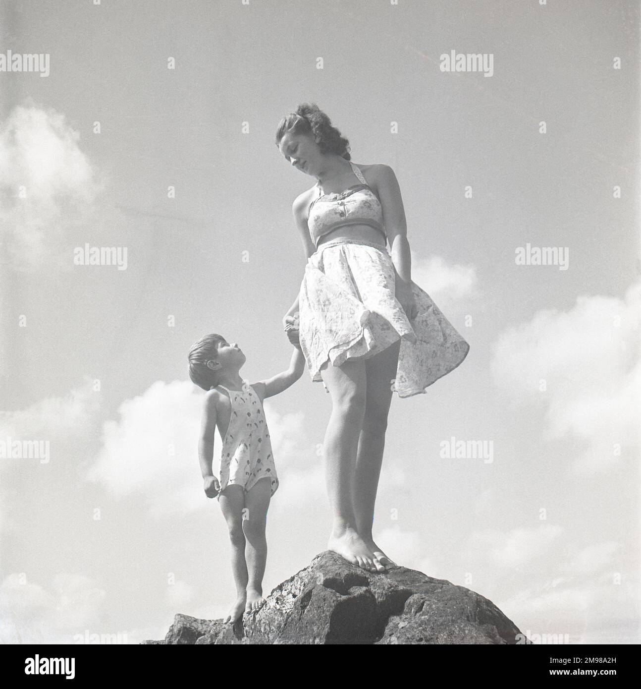 Femme et enfant sur un rocher -- l'une des images prises par Adams pour la campagne britannique d'après-guerre en temps de paix. Banque D'Images
