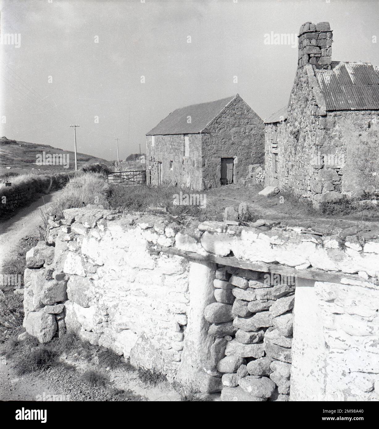 Ferme en pierre de Cornouailles et Lane -- l'une des images prises par Adams pour la campagne britannique d'après-guerre en temps de paix. Banque D'Images