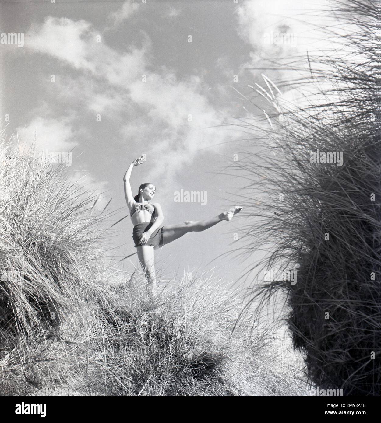 Danseur sur une colline -- l'une des images prises par Adams pour la campagne britannique d'après-guerre en temps de paix. Banque D'Images