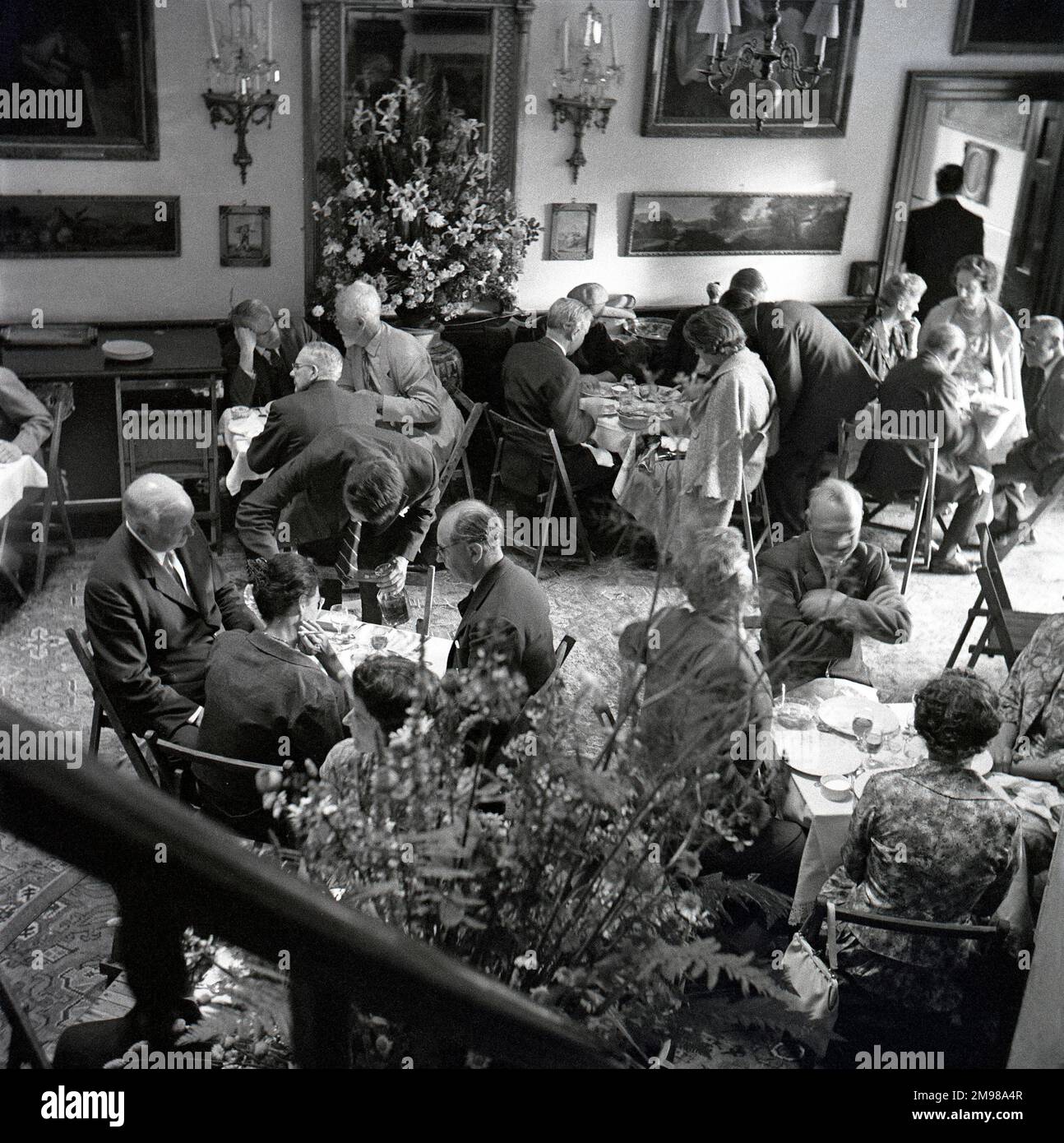 Dîner dans un restaurant St Ives -- l'une des grandes séries d'études de St Ives, en Cornouailles. Banque D'Images