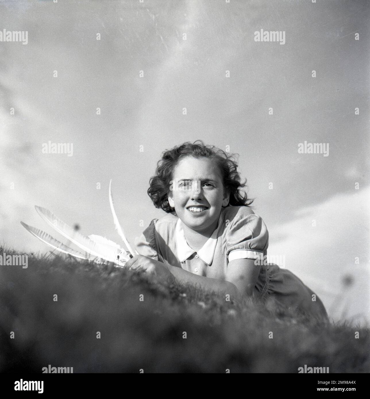 Girl on a Hillside -- l'une des images prises par Adams pour la campagne britannique d'après-guerre en temps de paix. Banque D'Images