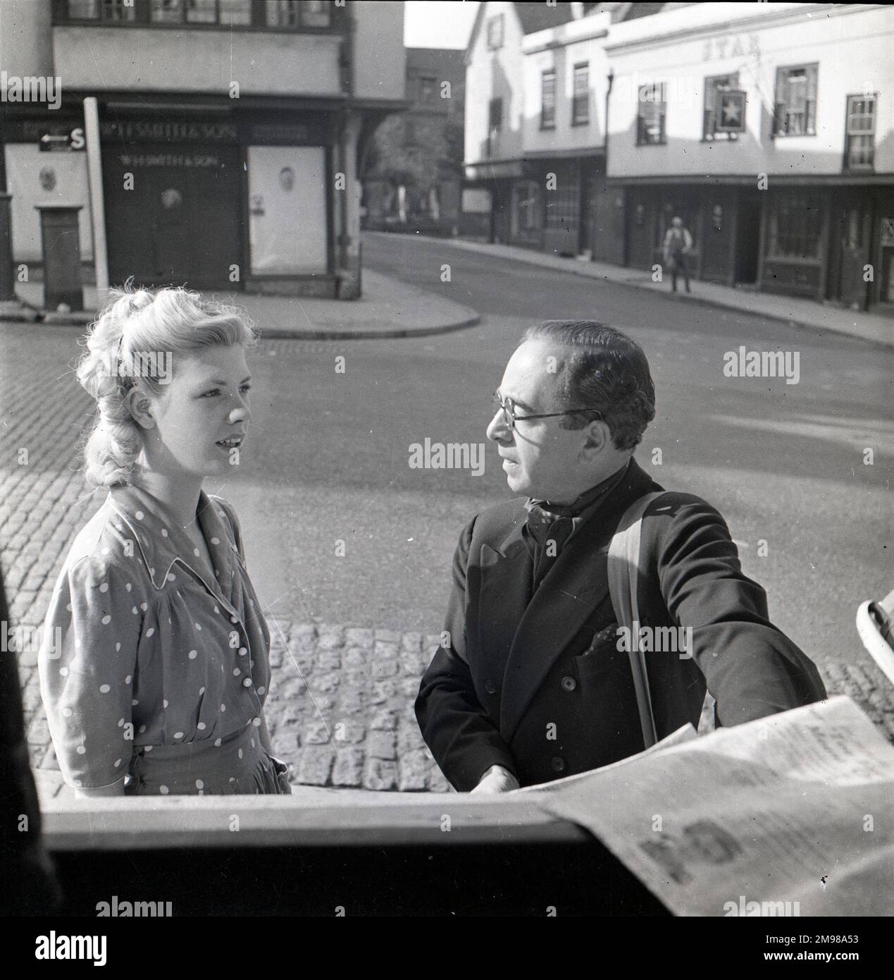 Adrian Brunel (1892-1958), réalisateur et scénariste anglais, a débuté sa carrière durant l'ère du film silencieux. Vu ici dans un lieu de tournage pour le premier des rares, où il assistait son ami Leslie Howard, le principal acteur du film. Avec lui Anne Firth (1918-1967), actrice britannique de cinéma, qui a joué le rôle de Miss Harper. Banque D'Images