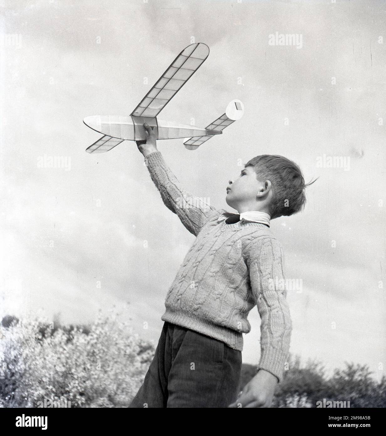 Garçon avec un avion modèle -- une d'une série d'images prises par Adams pour la campagne britannique d'après-guerre en temps de paix. Banque D'Images