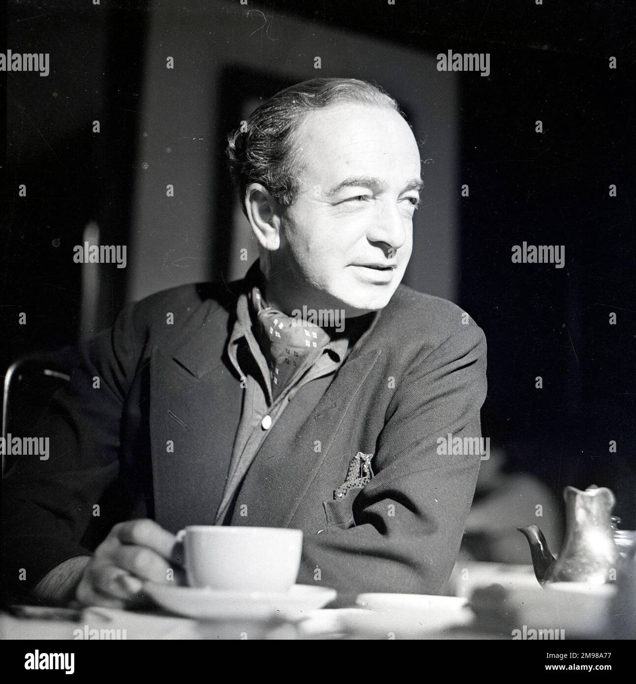 Adrian Brunel (1892-1958), réalisateur et scénariste anglais, a débuté sa carrière durant l'ère du film silencieux. Vu ici sur l'ensemble de la première des rares, où il a aidé son ami Leslie Howard, l'acteur principal dans le film. Banque D'Images