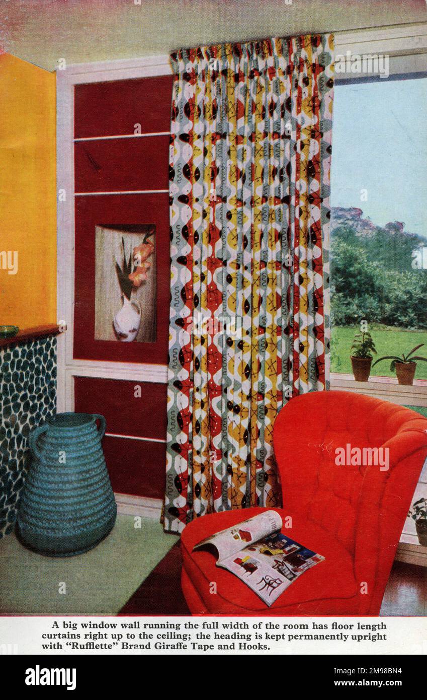 Illustration dans le livre des rideaux, montrant une grande fenêtre et des rideaux au sol. Banque D'Images