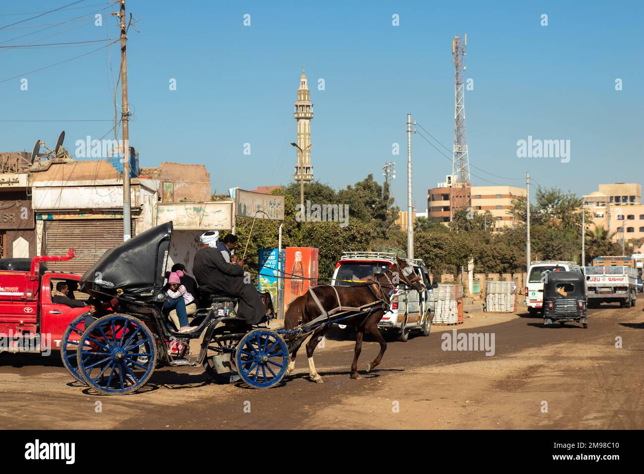 EDFU, ÉGYPTE - 28 décembre 2022. Les habitants de la région qui font un cheval dans une calèche l'ont utilisé comme moyen de transport traditionnel dans la ville folle d'Assouan en Égypte Banque D'Images EDFU, ÉGYPTE - 28 décembre 2022. Les habitants de la région qui font un cheval dans une calèche l'ont utilisé comme moyen de transport traditionnel dans la ville folle d'Assouan en Égypte Banque D'Images