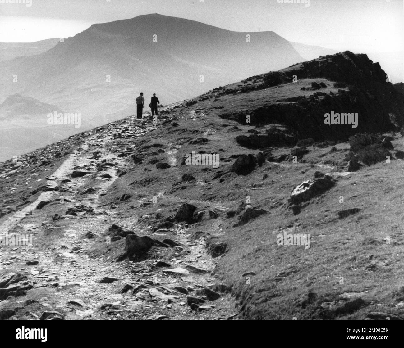 Deux marcheurs sur le Snowdon Ranger Track, Snowdon, Snowdonia, N Wales. Banque D'Images