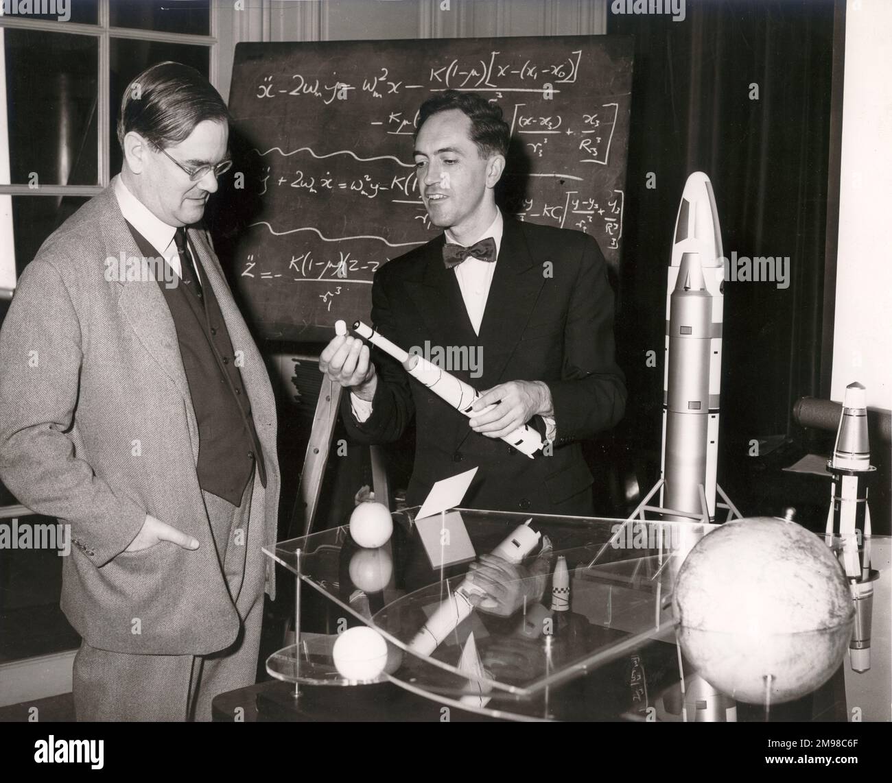 John Allen, à droite, de la Division de recherche sur les armes Avro, a parlé des précisions de lancement extrêmes nécessaires pour les sondes lunaires lors d'une conférence à la Section des diplômés et étudiants de la Royal Aeronautical Society, au numéro 4 de Hamilton place, le 7 octobre 1959. Sur la gauche se trouve Charles H. Gibbs-Smith. Banque D'Images