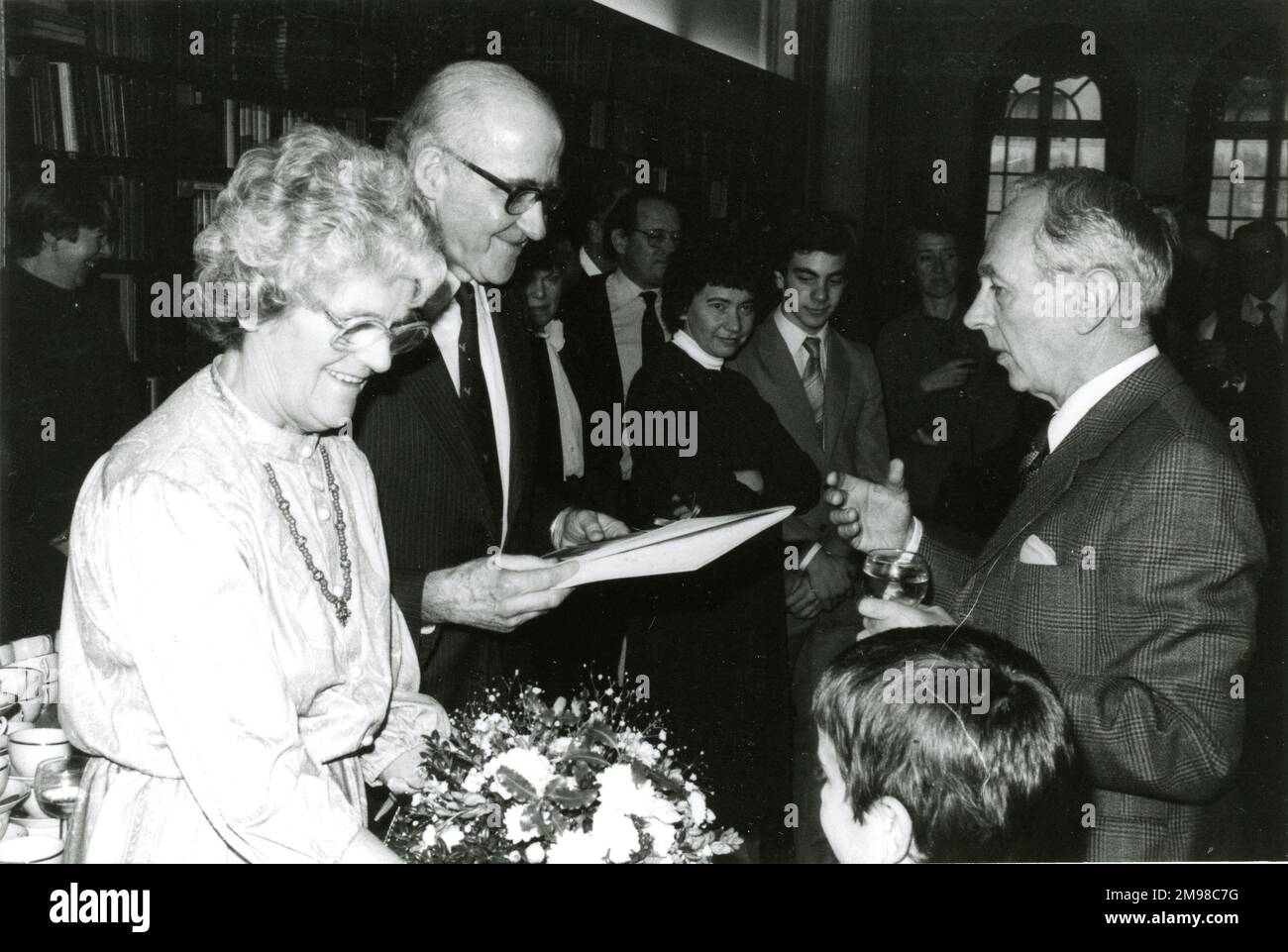 E.M.J. Schaffter, prend sa retraite en tant que secrétaire de la Royal Aeronautical Society 1973-1983. Le Capt Eric Brown, Président de Raes 1982-1983, se trouve à droite et Mme Schaffter à gauche. Banque D'Images