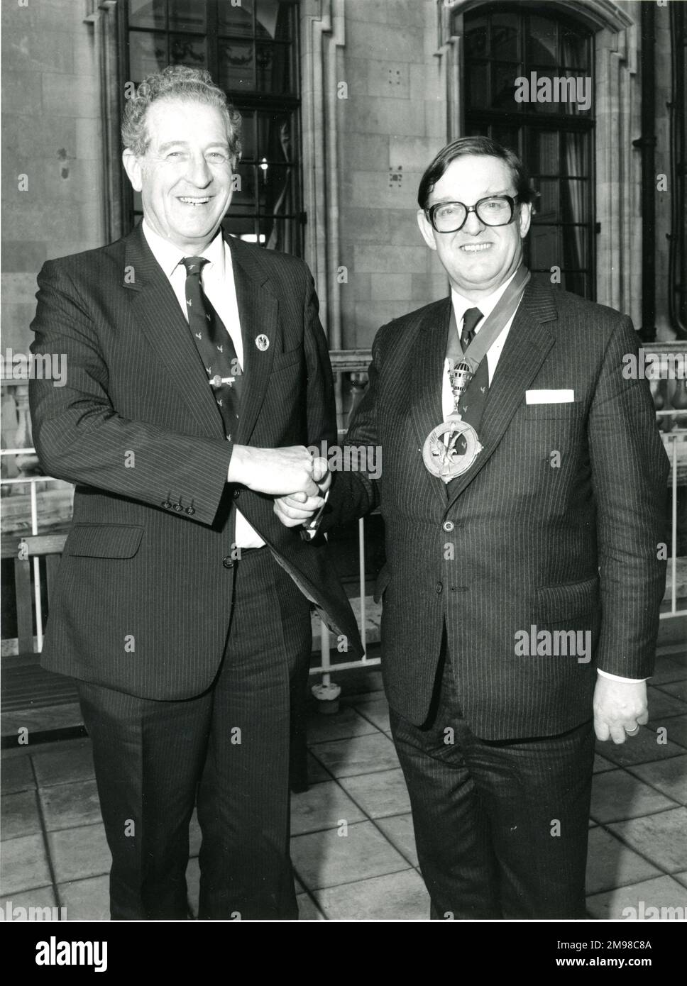 Dr John William Fozard, OBE, Feng, FRAeS, 1928-1996, Président de Raes 1986-1987, à droite, avec Thomas Henry Kerr, CB, CEng, FRAeS, président de Raes 1985-1986 sur la terrasse à l'arrière de la place Hamilton n°4. Banque D'Images