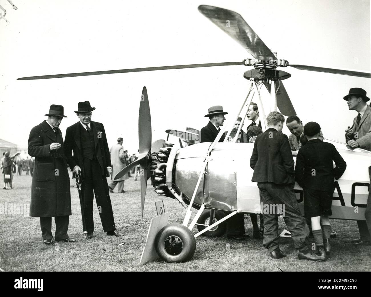 Le 8 mai, le vicomte Swinton, à gauche, et Frederick Handley page inspectent un Kay Gyroplane à la Royal Aeronautical Society Garden Party de 1938 à l'aérodrome de Fairey Aviation, Great West Road, Hayes, Middlesex. Banque D'Images