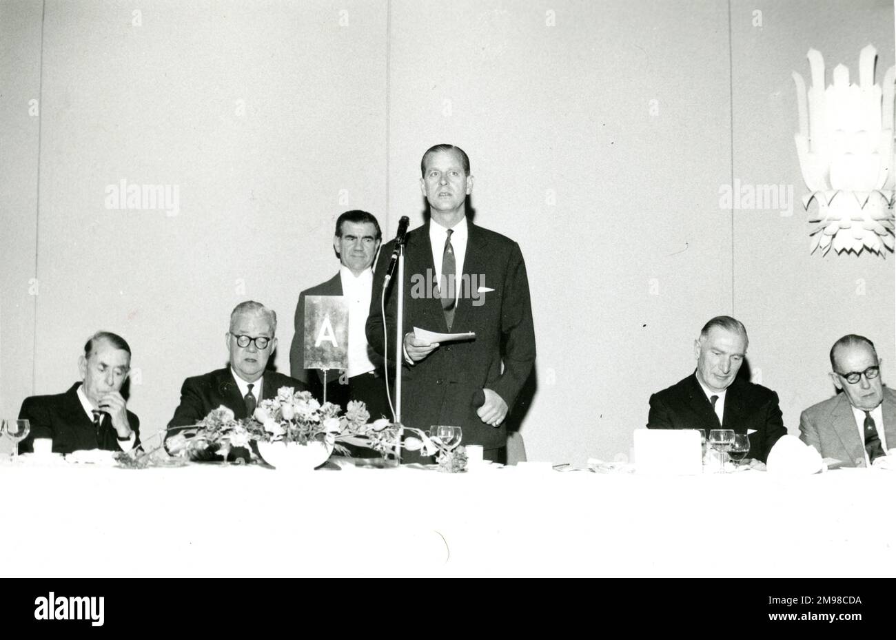 HRH le prince Philip, duc d'Édimbourg, président honoraire de la Royal Aeronautical Society, propose le toast au déjeuner donné par le président et le conseil le 5 mai 1966 à l'Europa Hotel, Londres. De gauche à droite : J. Laurence Pritchard, secrétaire de Raes 1926-1951, Sir George Gardner, président de Raes 1965-1966, duc d'Édimbourg, A.D. Baxter, président de Raes 1966-1967 et Sir Roy Fedden, président de Raes 1938-1940 et 1944-1945. Banque D'Images