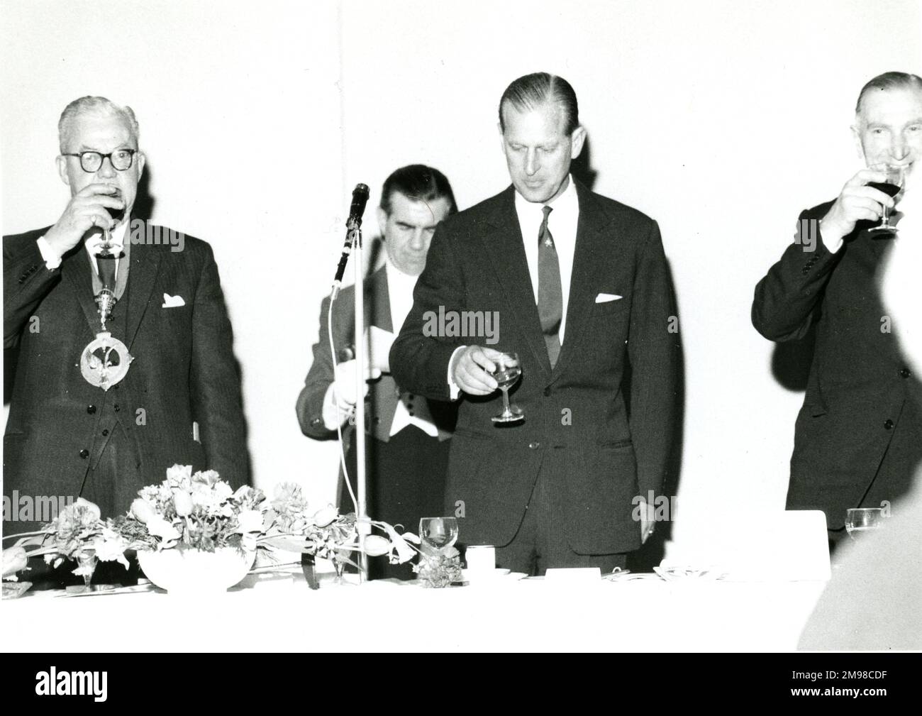 HRH le prince Philip, duc d'Édimbourg, président honoraire de la Royal Aeronautical Society, propose le toast au déjeuner donné par le président et le conseil le 5 mai 1966 à l'Europa Hotel, Londres. De gauche à droite : Sir George Gardner, président de Raes 1965-1966, duc d'Édimbourg et A.D. Baxter, président de Raes 1966-1967. Banque D'Images