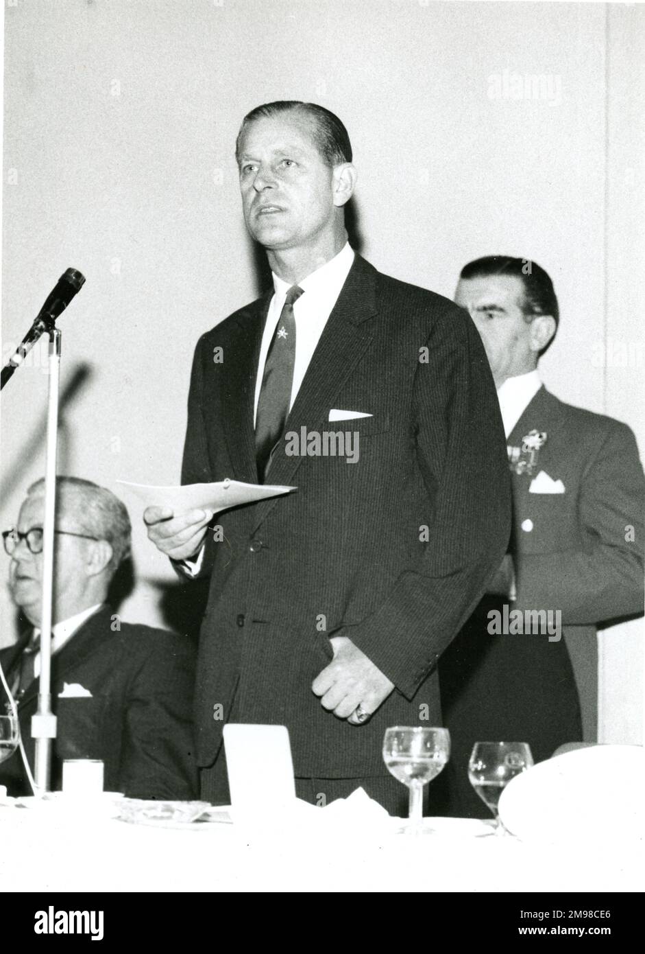 HRH le prince Philip, duc d'Édimbourg, président honoraire de la Royal Aeronautical Society, propose le toast au déjeuner donné par le président et le conseil le 5 mai 1966 à l'Europa Hotel, Londres. Banque D'Images