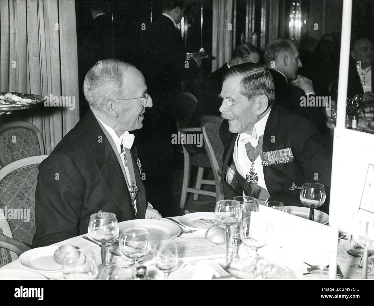 Sir William Farren, Président de Raes 1953-1954, est parti, avec le maréchal de la Royal Air Force, le vicomte Trenchard, à l'hôtel Dorchester, Londres, le 17 décembre 1953, lors d'un dîner en l'honneur du 50th anniversaire des premiers vols contrôlés par les frères Wright. Le dîner a été donné par la Royal Aeronautical Society et le Royal Aero Club. Banque D'Images