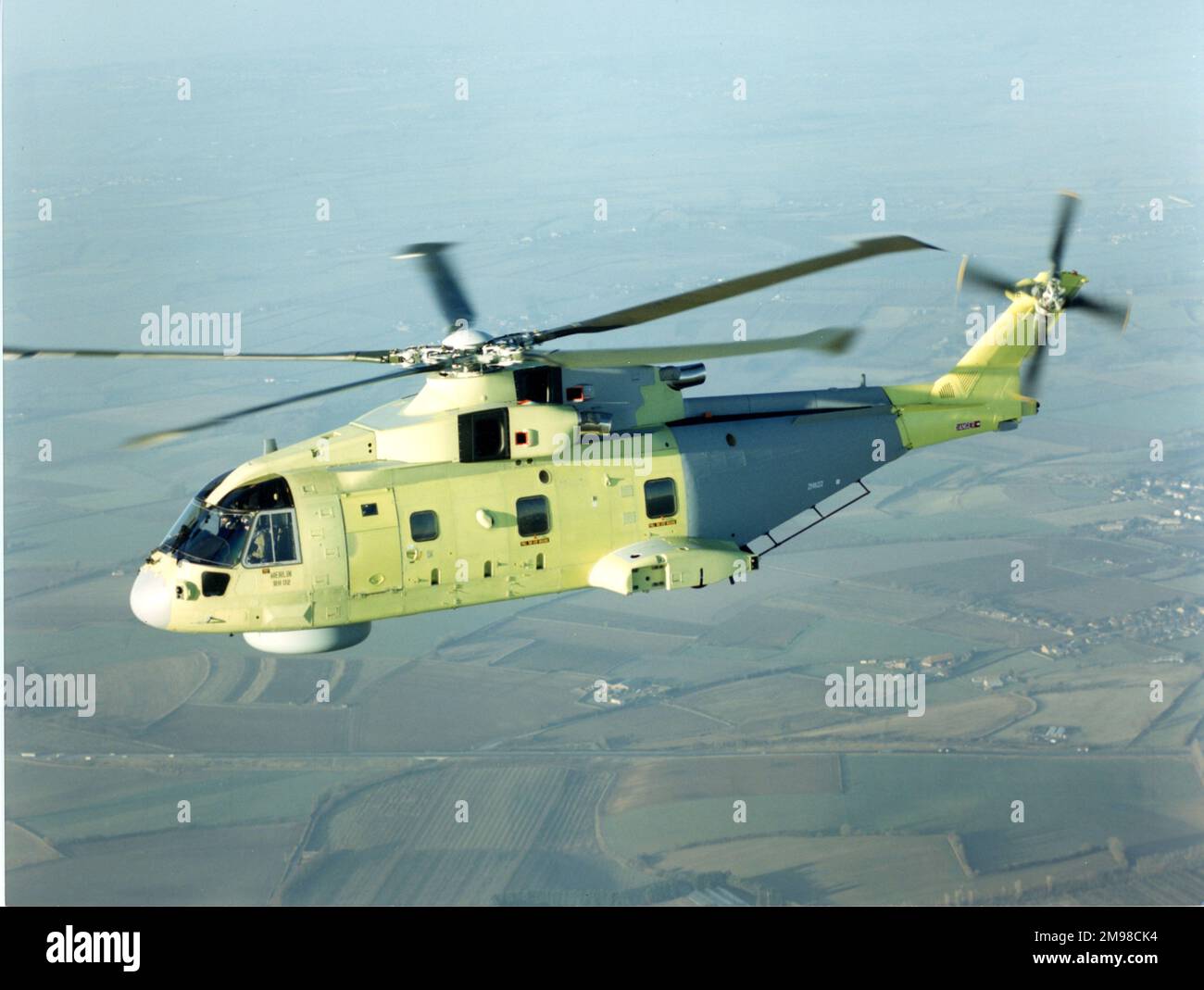 RN02, le premier EH101 Merlin, ZH822, entièrement équipé en mission, à bord de son premier vol de Yeovil le 14 janvier 1997. Banque D'Images