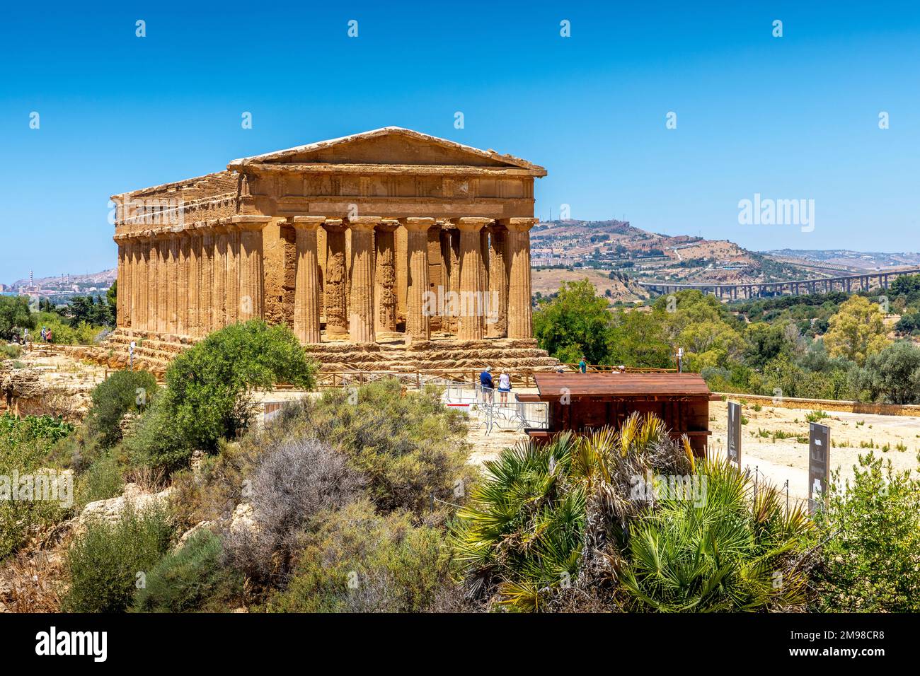 Agrigento, Sicile, Italie - 12 juillet 2020 : ruines grecques du temple Concordia dans la vallée des temples près d'Agrigento en Sicile Banque D'Images