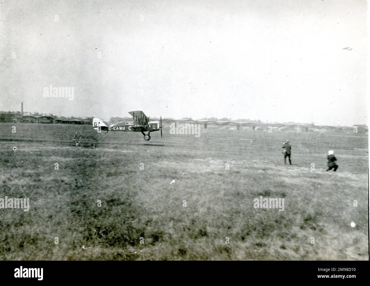 De Havilland DH4A, G-EAMU, ville de York, piloté par le Capt F.L. Barnard occupe la quatrième place dans la course de la coupe du Roi en 1923. Banque D'Images