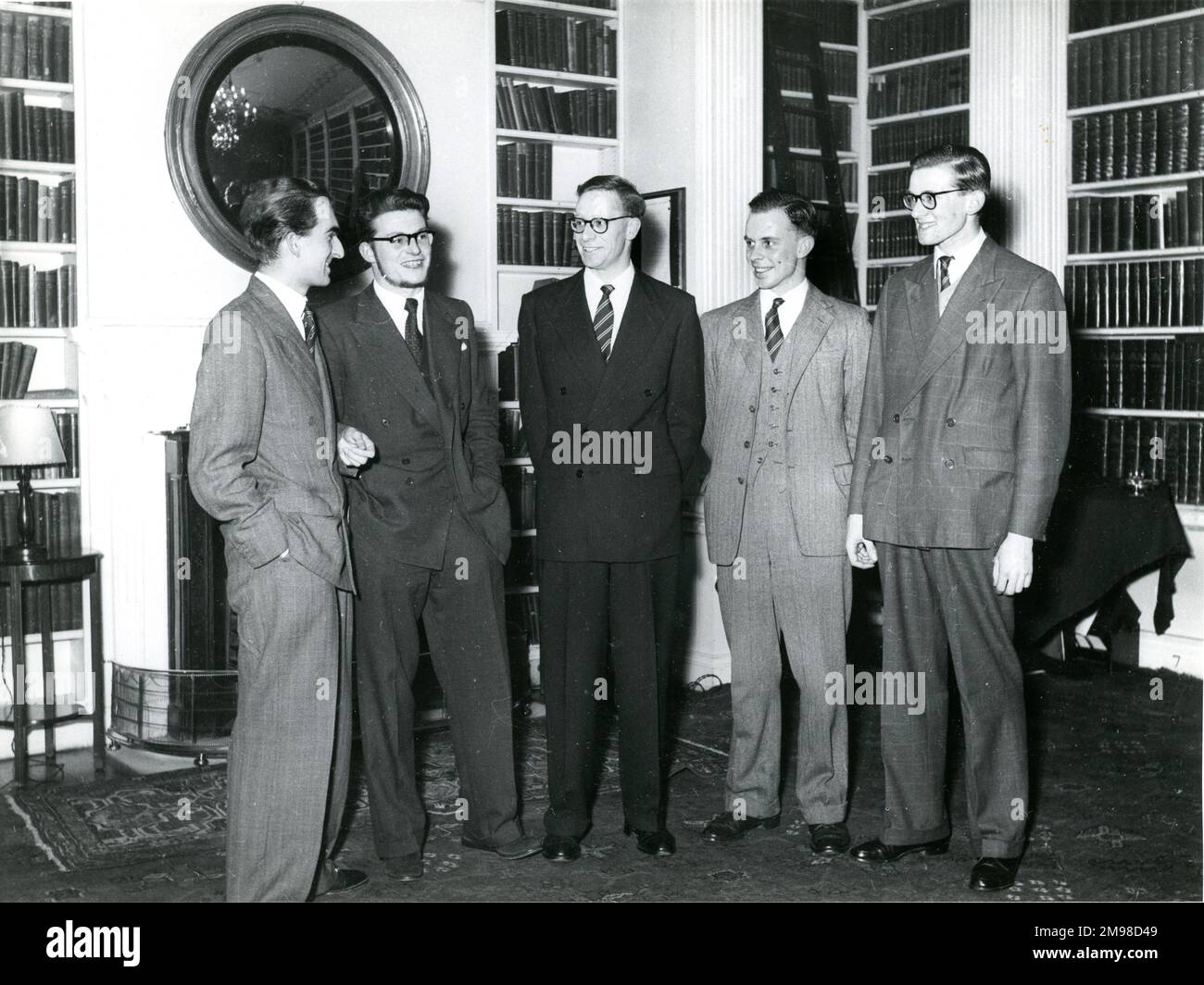 Allocution et réception du Président à la Royal institution, Londres, pour célébrer le 90th anniversaire de la Royal Aeronautical Society le 12 janvier 1956. Clients à la réception. Banque D'Images