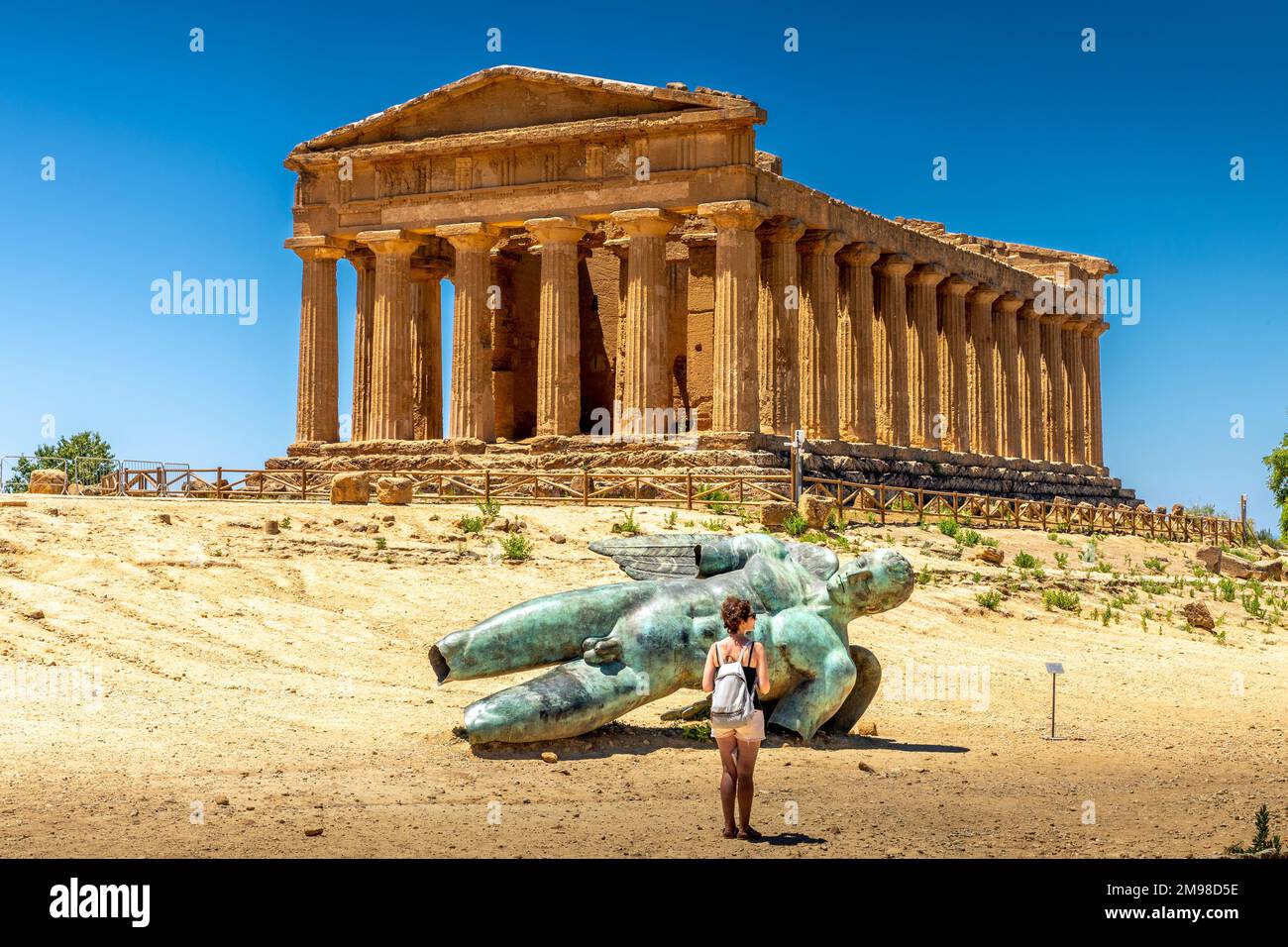 Agrigento, Sicile, Italie - 12 juillet 2020 : Vallée des temples, Agrigento Sicile en Italie. Statue en bronze Icarus Banque D'Images