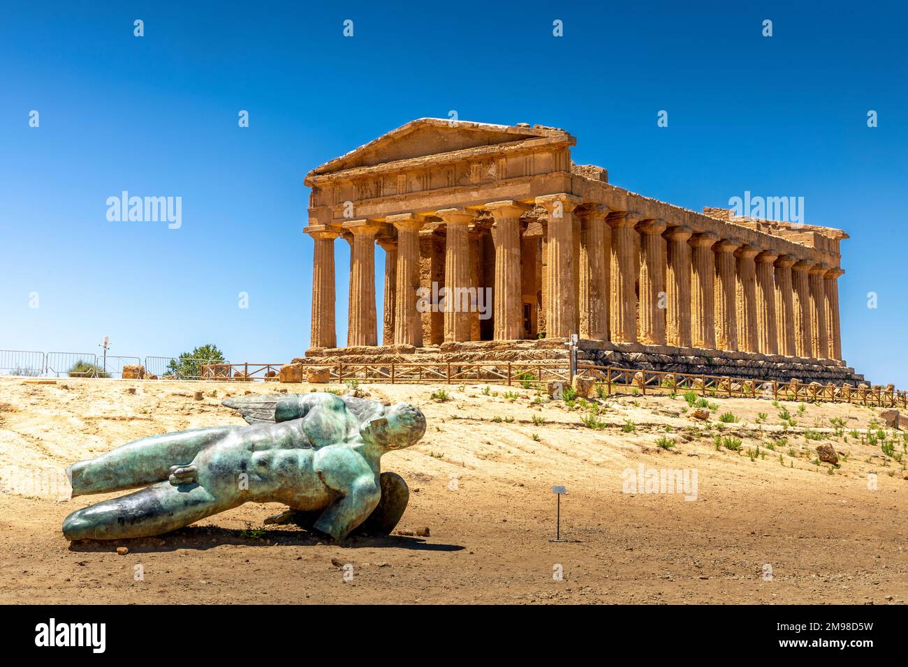 Agrigento, Sicile, Italie - 12 juillet 2020 : Vallée des temples, Agrigento Sicile en Italie. Statue en bronze Icarus Banque D'Images