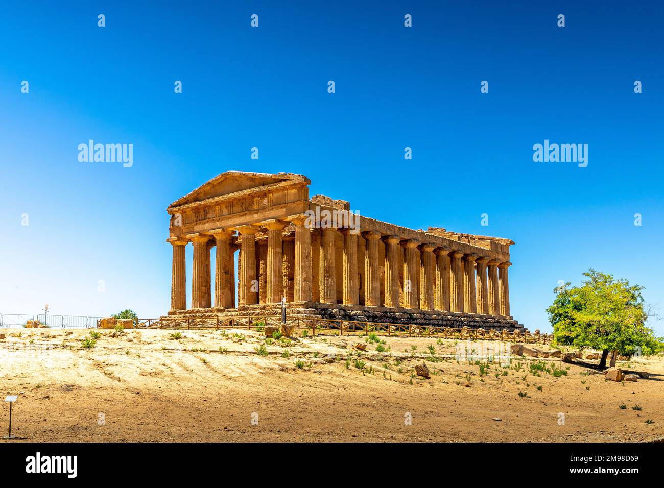 Agrigento, Sicile, Italie - 12 juillet 2020 : ruines grecques du temple Concordia dans la vallée des temples près d'Agrigento en Sicile Banque D'Images