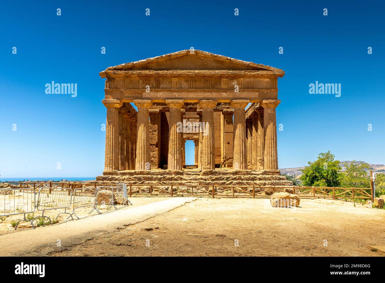 Agrigento, Sicile, Italie - 12 juillet 2020 : ruines grecques du temple Concordia dans la vallée des temples près d'Agrigento en Sicile Banque D'Images