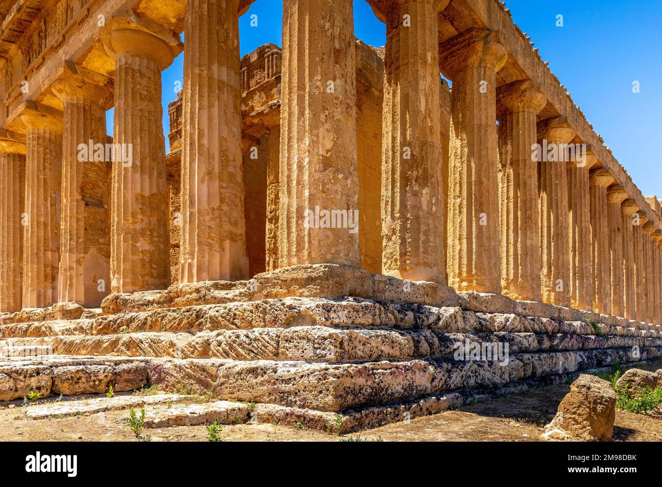 Agrigento, Sicile, Italie - 12 juillet 2020 : ruines grecques du temple Concordia dans la vallée des temples près d'Agrigento en Sicile Banque D'Images