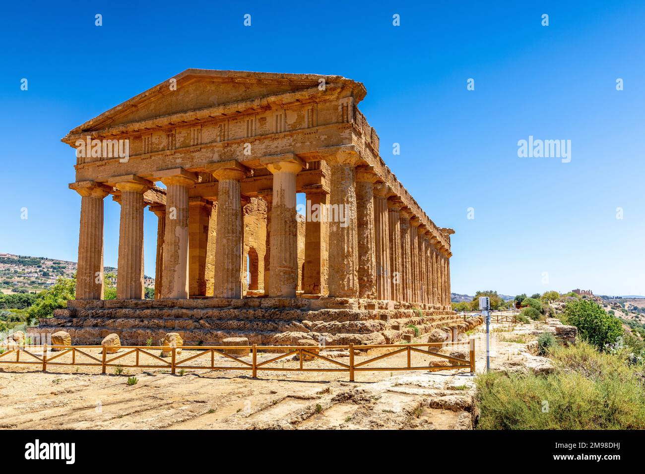 Agrigento, Sicile, Italie - 12 juillet 2020 : ruines grecques du temple Concordia dans la vallée des temples près d'Agrigento en Sicile Banque D'Images