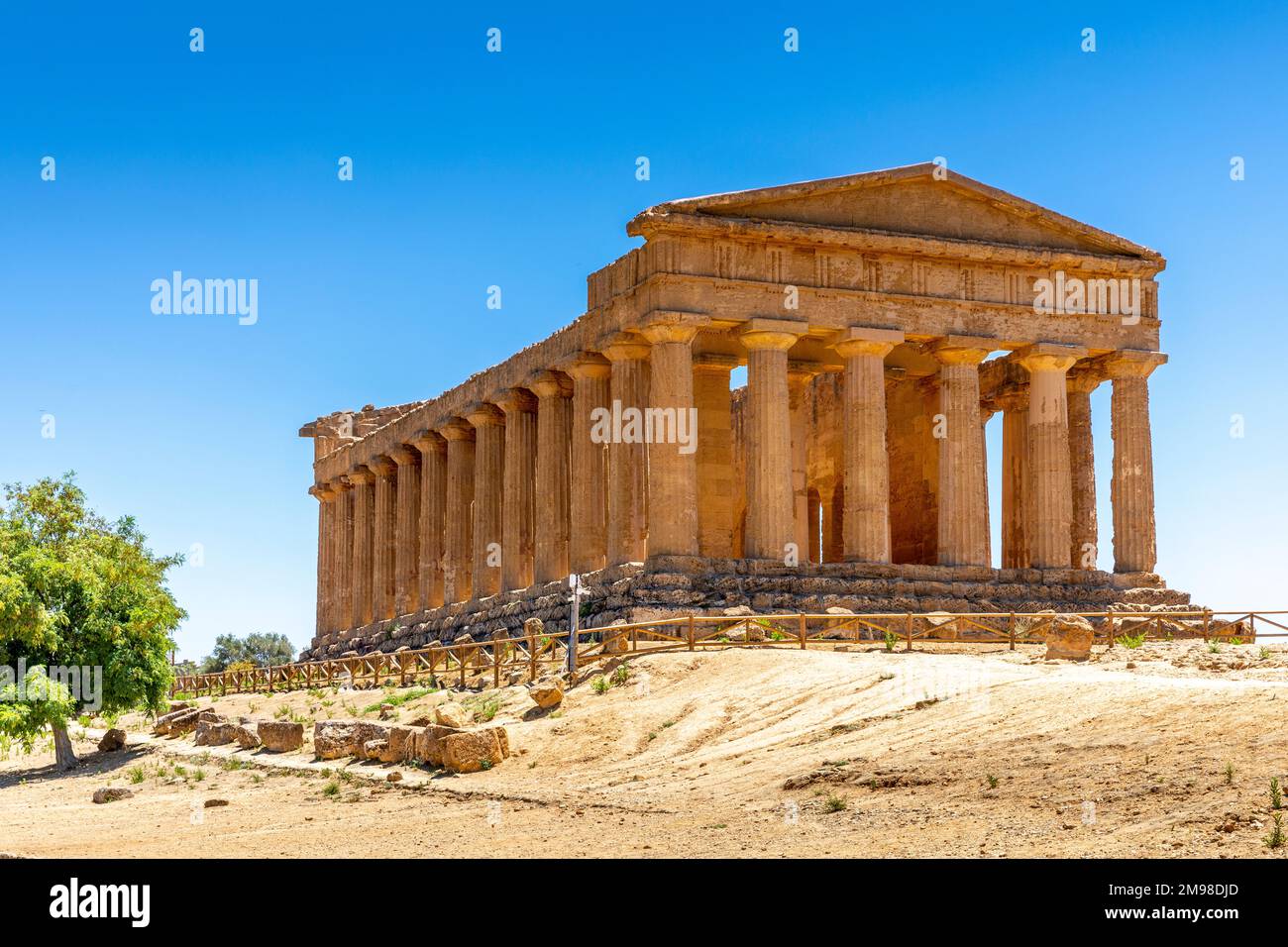 Agrigento, Sicile, Italie - 12 juillet 2020 : ruines grecques du temple Concordia dans la vallée des temples près d'Agrigento en Sicile Banque D'Images