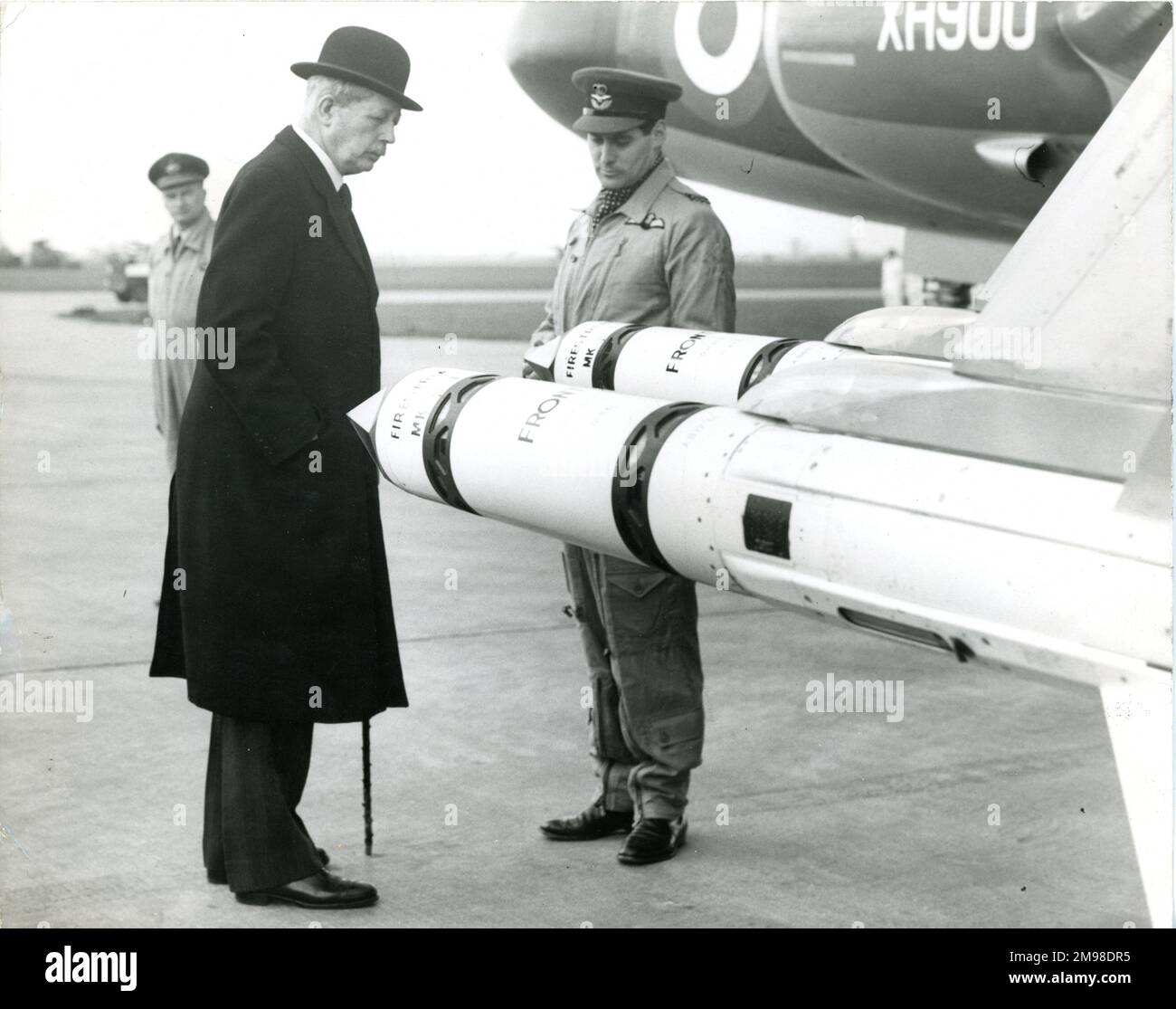 Le premier ministre britannique, le très honorable Harold Macmillan, inspecte un missile air-air de Havilland Firestreak sur Gloster Javelin F(AW)7, XH900, comme le pilote, Flt Lt Ian Keppie, se penche sur Cottesmore, le 1 avril 1959. Banque D'Images