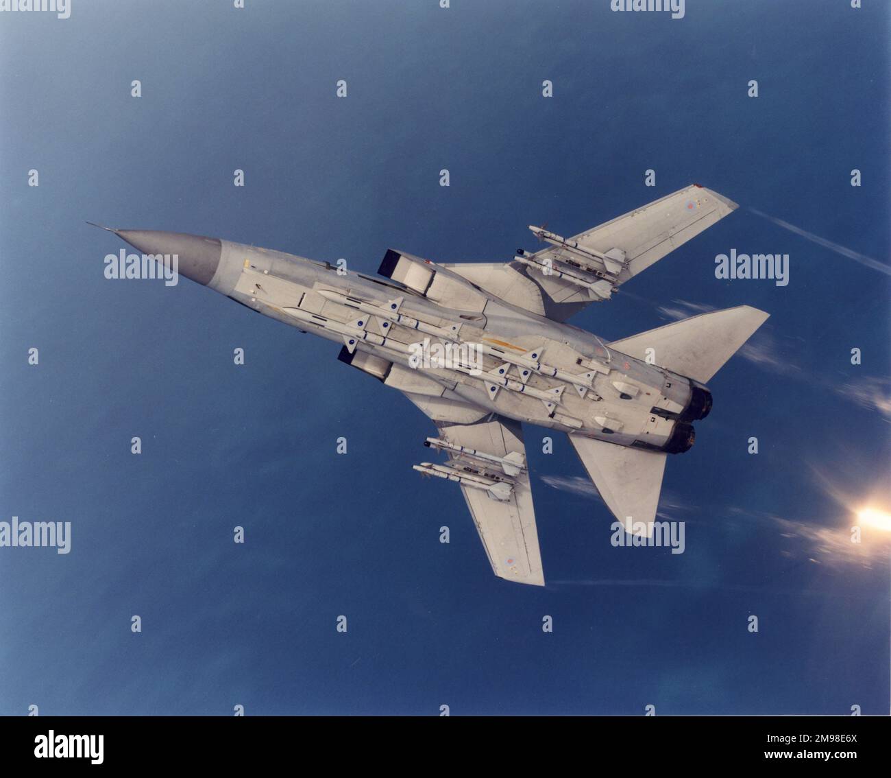 Panavia Tornado F3 du 111 (F) Escadron basé à la RAF Leuchars distribue de la menue paille et des torches au-dessus de la mer du Nord. Banque D'Images