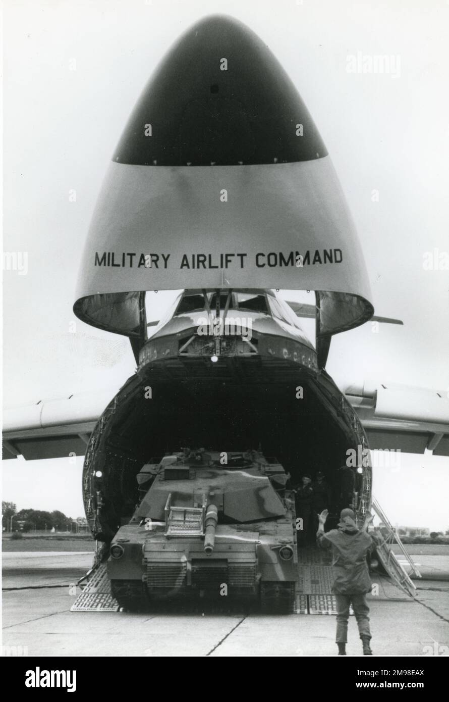 Un char M-1 Abrams quitte un Lockheed C-5A Galaxy. Banque D'Images
