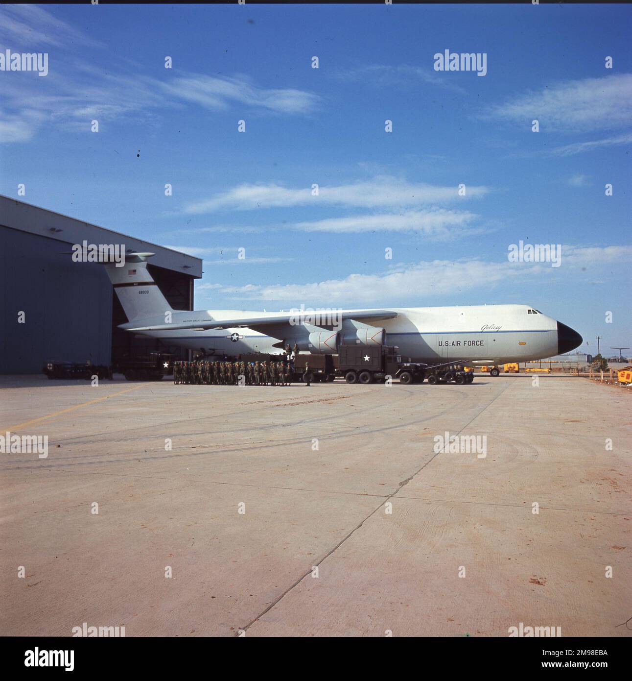 La première galaxie C-5A de Lockheed, 66-8303, est déployée à Marietta, en Géorgie, le 2 mars 1968. Banque D'Images