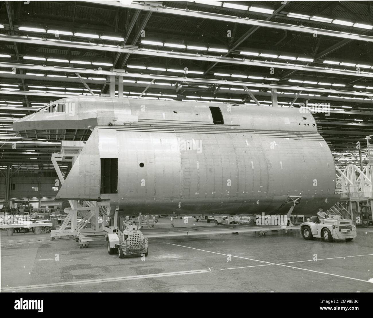 Le fuselage avant de la première galaxie C-5A de Lockheed est déplacé vers le gabarit de contrainte à Lockheed-Georgia. Banque D'Images